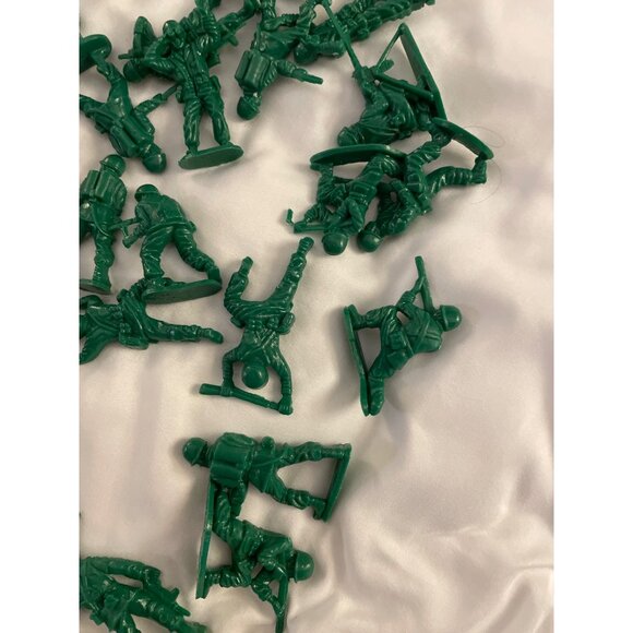 Schylling Classic Toy Soldier Set With 40 Green Army Men Figures - Picture 2 of 16